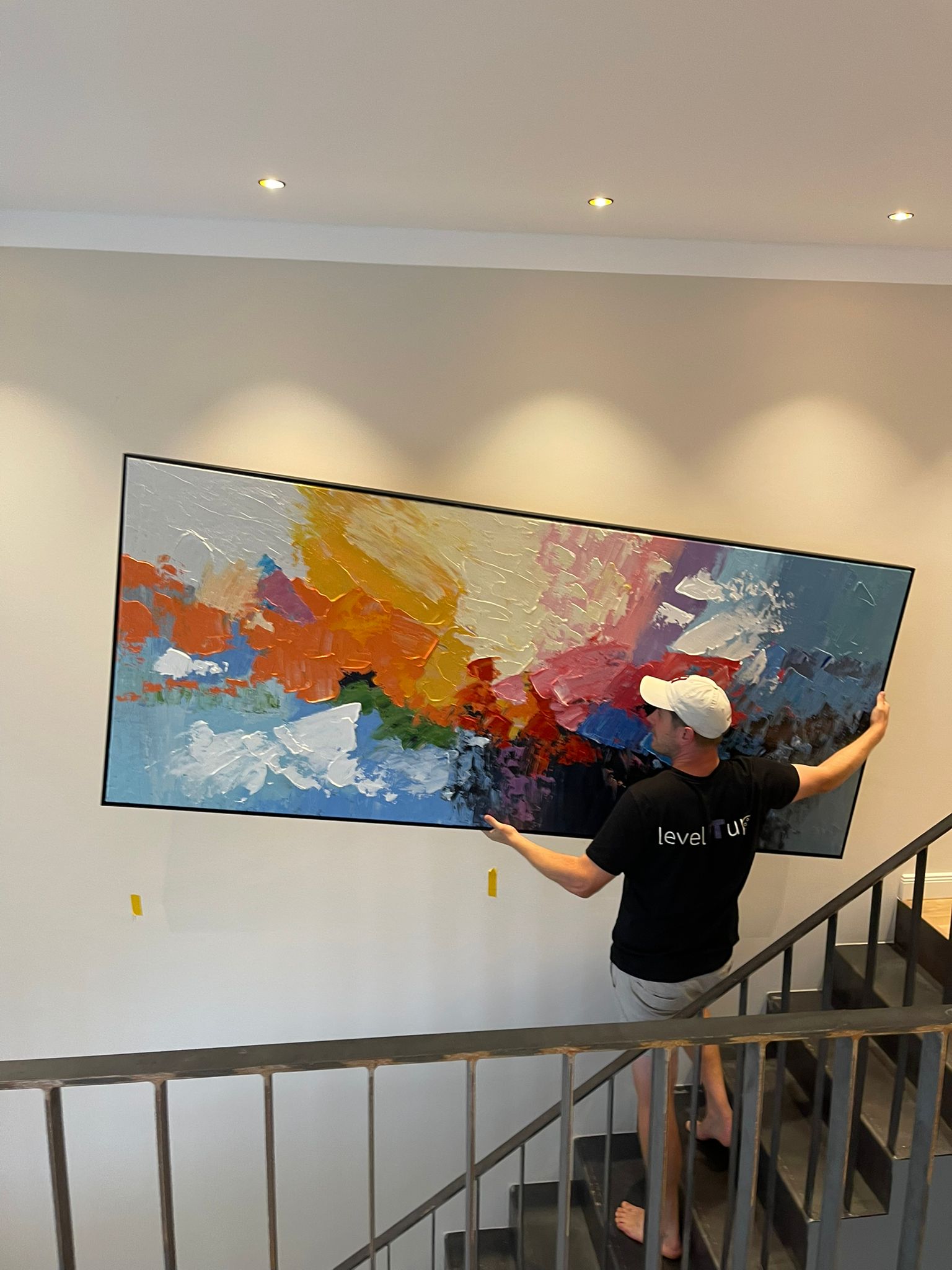 Fertiges Kunstwerk wird aufgehängt